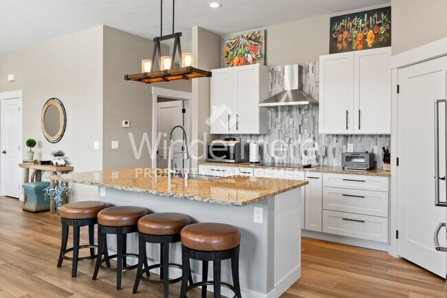 Building Photo - * Coming Soon 08/15/2025*Furnished Executi...