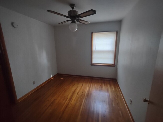 Building Photo - Awesome 3 bedroom 1 bathroom home recently remodeled in Junction City!!