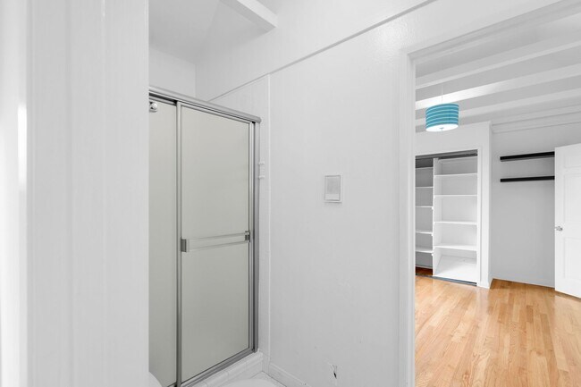 Building Photo - Spacious 4 BR 3 BA Home in Prime West L.A.