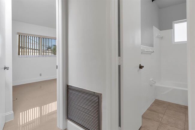 Building Photo - 1049 NW 30th Ct