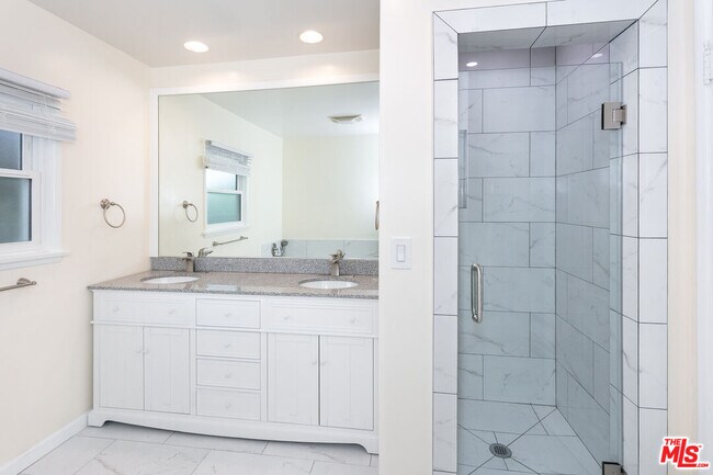 Building Photo - 2536 Roscomare Rd