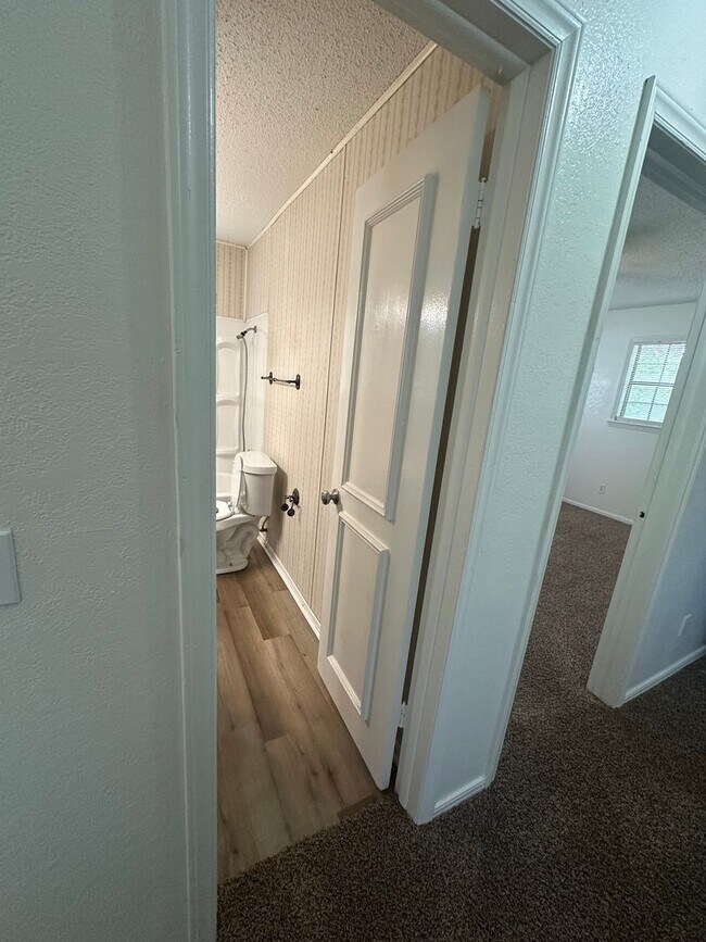 Building Photo - 3 bed, 1 bath, 1 car garage