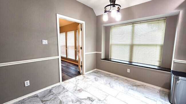 Building Photo - Remodeled with Luxurious Finishes!
