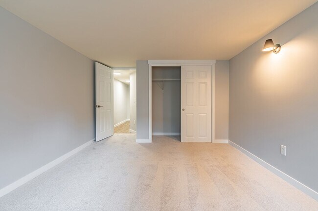 Building Photo - Charming Ballard  Daylight One Bedroom Plu...