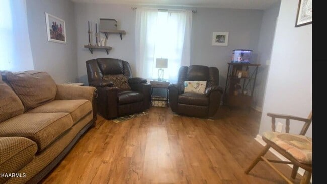 Building Photo - Maryville 37804 - 3 bedroom, 1.5 bath home - Call Troy Adams  865-233-6949