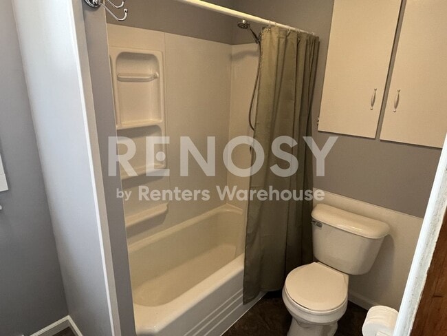 Building Photo - 4BD/2BA in Newport Available Now!