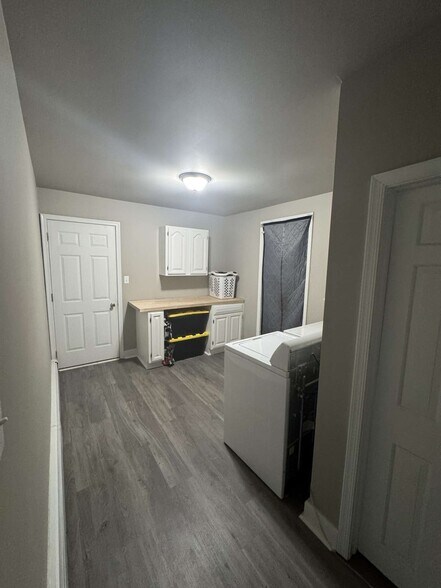 Laundry room - 68 Robert Rd