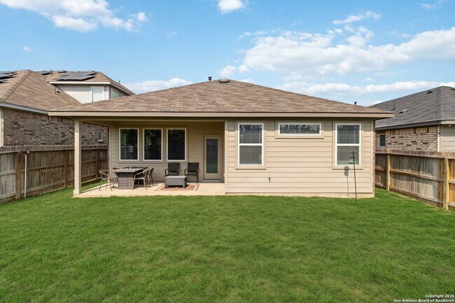 Building Photo - "Charming 3-Bedroom Home with 2 Full Baths and 1902 Sq Ft of Comfort in San Antonio!"