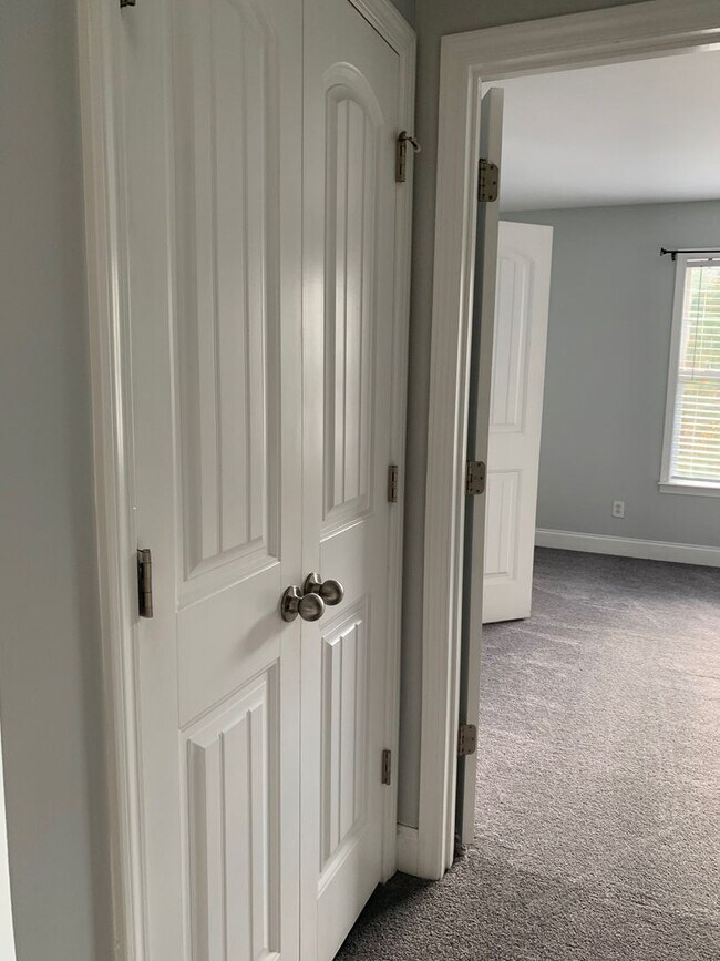 Building Photo - Lovely Eastside Townhome Condo Near Vet School- 3BR/3BATH!