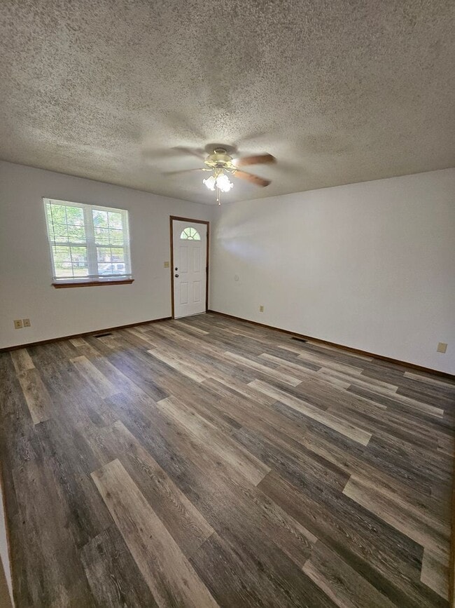 Building Photo - 3 Bedroom, 1 Bath House in Cute Neighborhood!