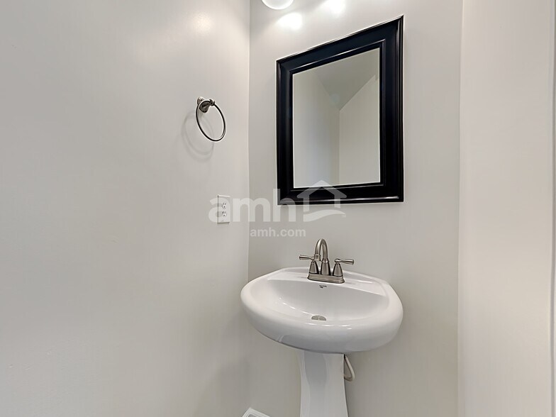 Building Photo - 121 Hyrne Dr