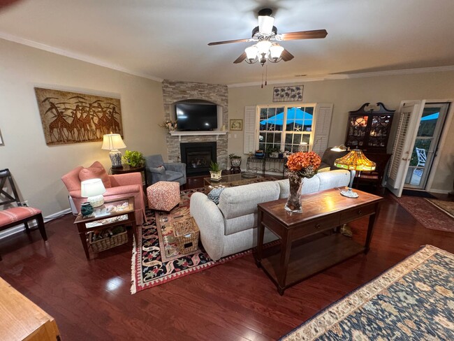Building Photo - Charming Getaway