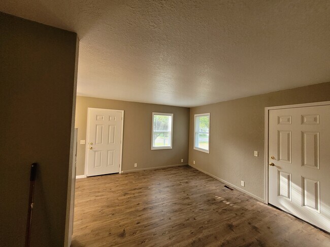 Building Photo - 711 E 10th St N