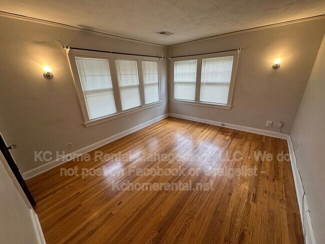 Building Photo - 207 W 51 Terrace