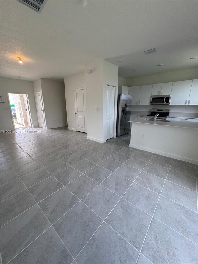 Building Photo - 2825 SE 25th Ave