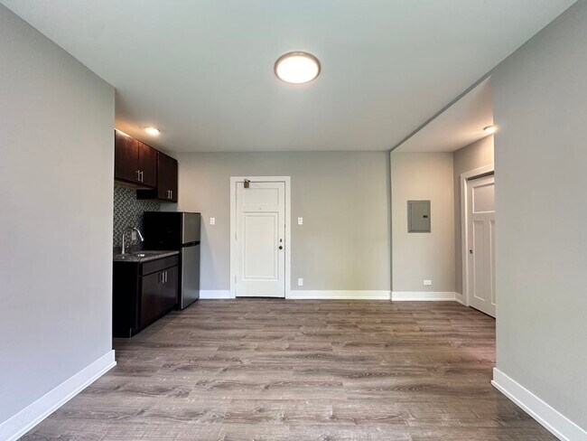 Building Photo - 4551 N Damen Ave