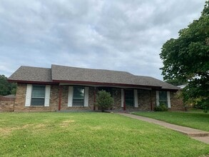 Building Photo - 2417 Stone Creek Dr