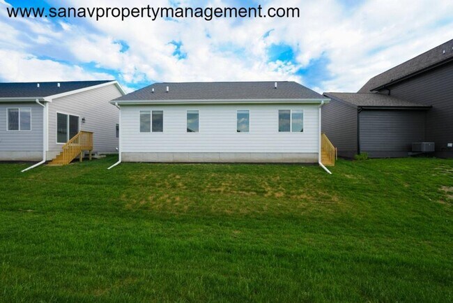 Building Photo - "Modern Comfort Meets Convenience: Your Ideal Home in Waukee"