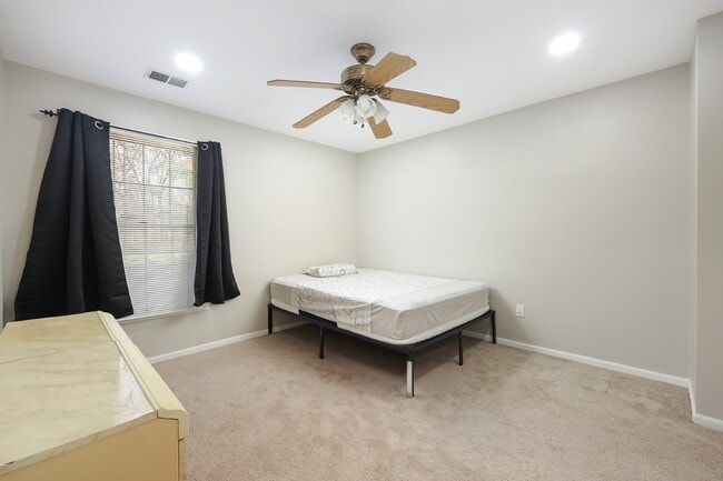 Building Photo - 91 Jamestown Rd