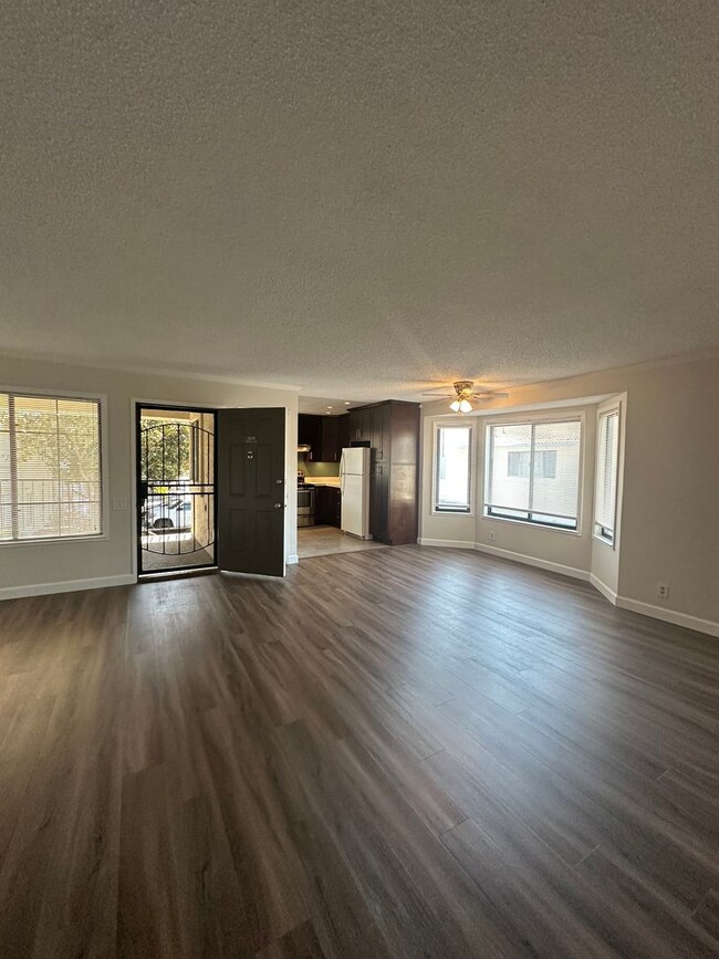 Building Photo - Condo, ready for move-in!
