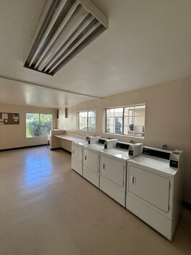 Building Photo - Modern 1BD/1BA Condo at The Met Warner Center! Ready for Move-In!