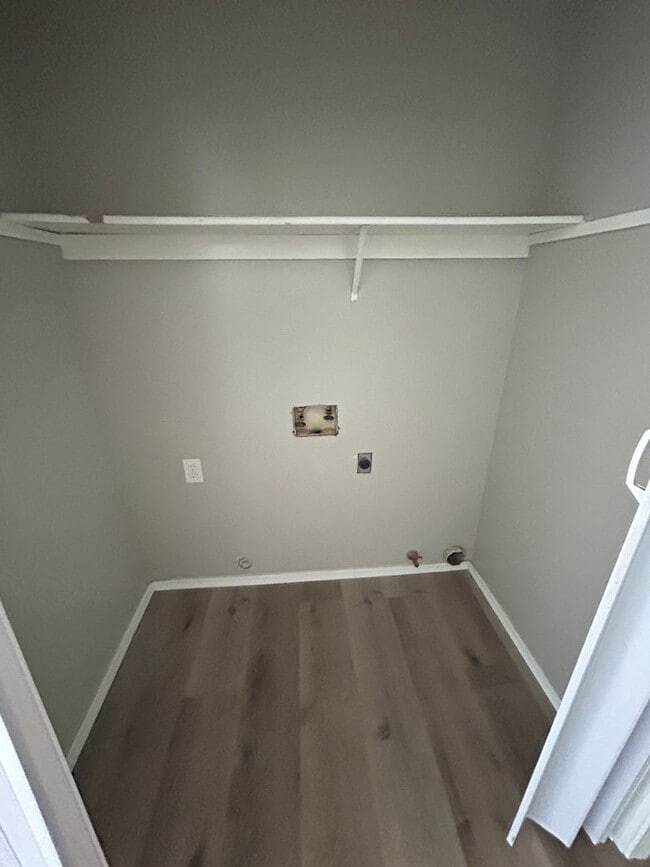 Building Photo - Hard to find 3 bedroom 2 bath apartment central Hanford