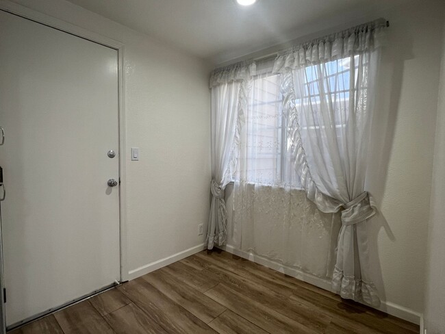 Building Photo - Bright & Spacious 3 Bedroom 2.5 Bath Duet ...