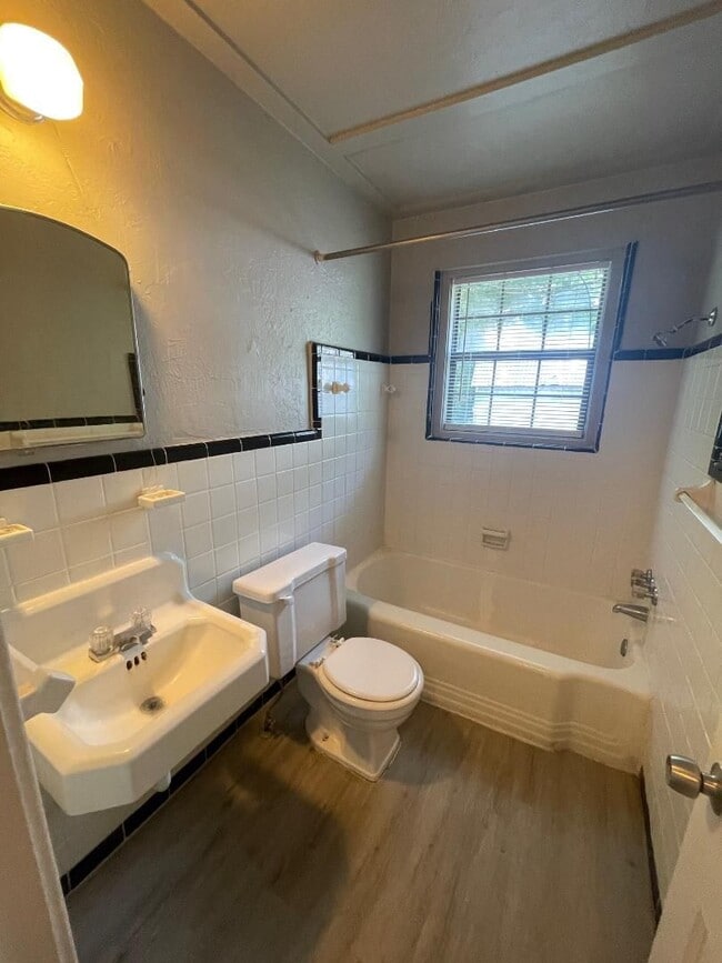 Building Photo - 1 Bed 1 Bath Duplex For Lease 8/4/2025