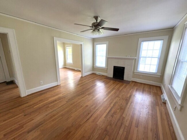 Building Photo - Newly Renovated - Large Backyard - 2/2 House!!