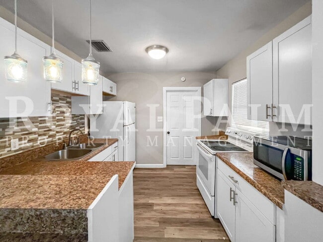 Building Photo - 1918 Grace Ave