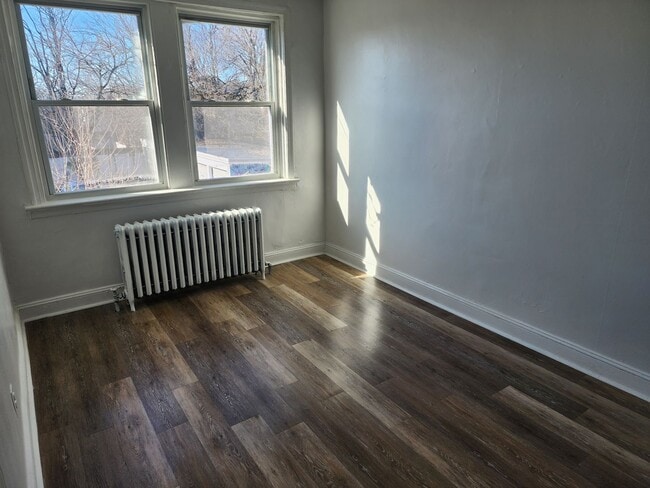 Building Photo - 814 E 22nd St