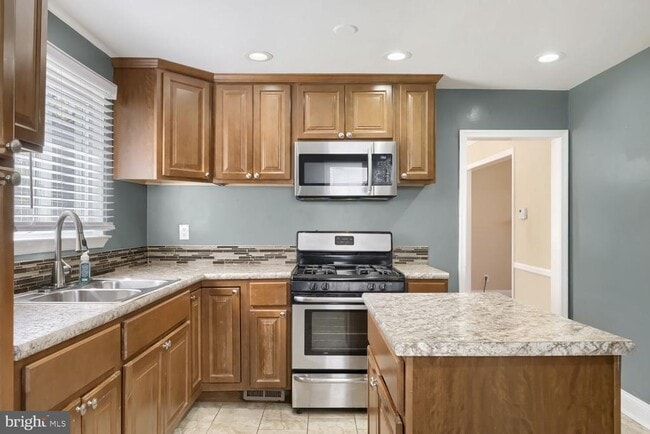 Building Photo - 6609 Fairdel Ave