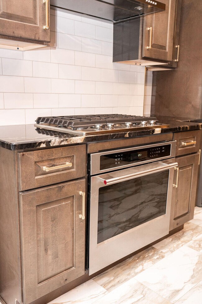 Building Photo - 275 S Limestone