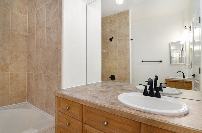 Building Photo - Fully renovated 3 bed/ 2.5 bath duplex in Casle Rock!!