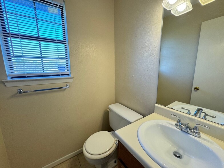Building Photo - 1701 Cedarview Cir