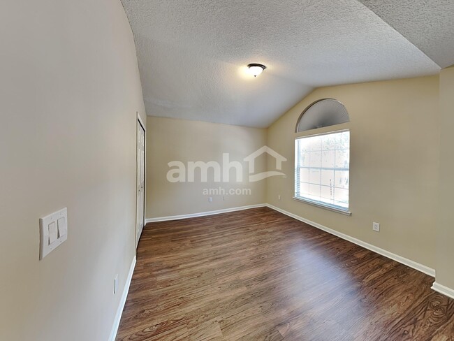 Building Photo - 805 Putters Green Way N