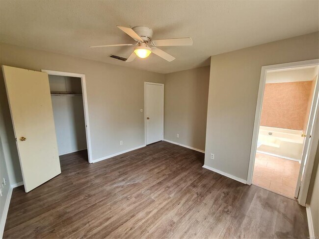 Building Photo - 3044 Cross Creek Dr