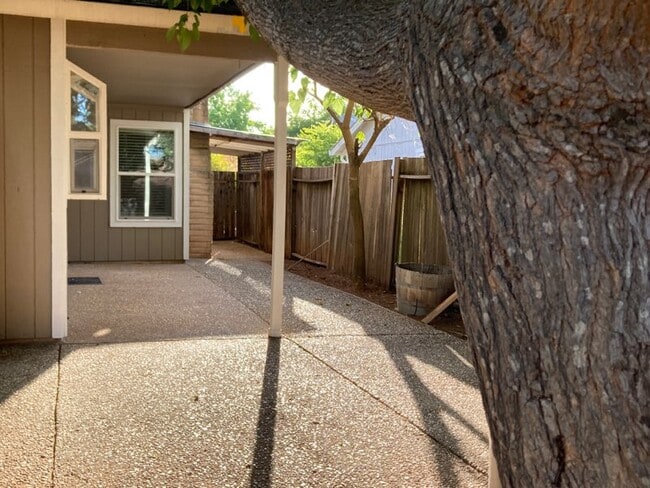 Building Photo - 1382 Love Way