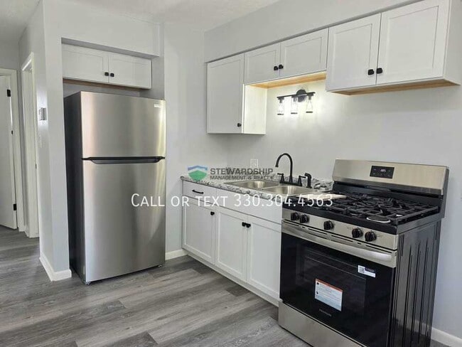 Building Photo - 2555 Edwin Ave