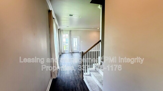 Building Photo - 8103 Stonelake Cir Ave E