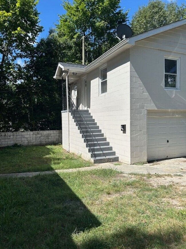 Building Photo - T.R. Lawing Realty Property