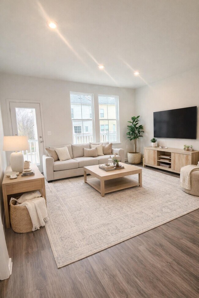 Building Photo - 10165 Queens Wy