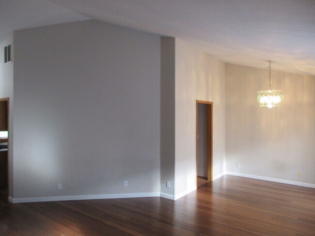 Building Photo - Great Three Bedroom in South Salem