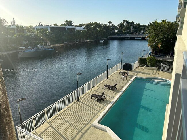 Building Photo - 9500 W Bay Harbor Dr