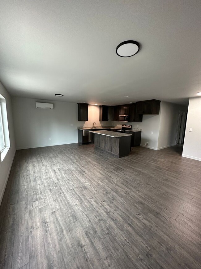 Building Photo - Brand New 3 bedroom 2 bath house in SE Ros...