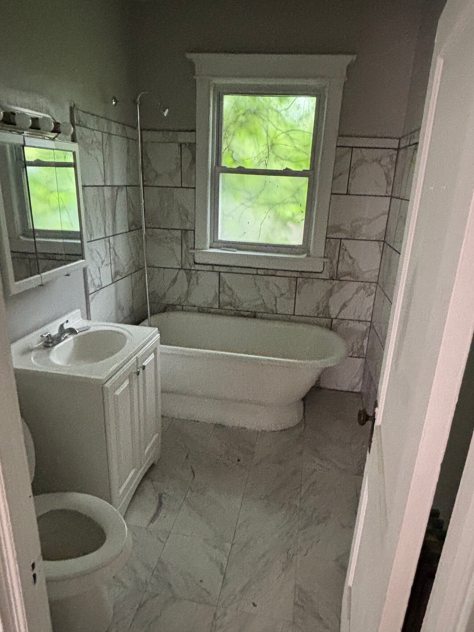 Building Photo - 708 W 61st Pl