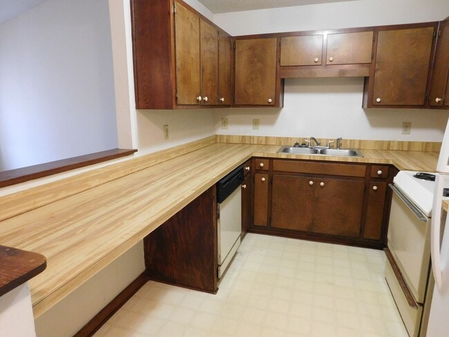 Building Photo - 1542 College Way