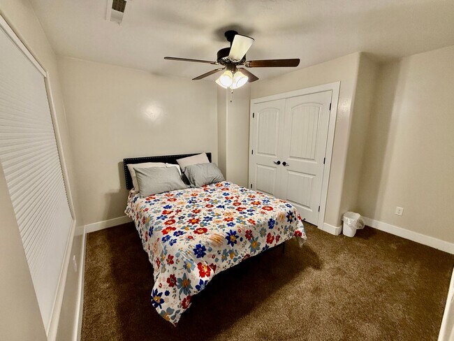 Building Photo - 521 N Creek Ridge Dr