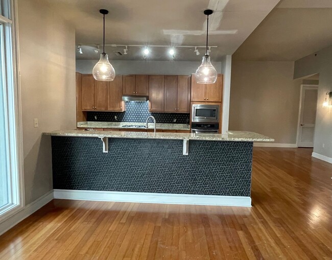 Building Photo - 3 BR, 2BA SoHo Condo for Rent