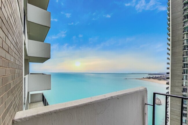 Building Photo - 6033 N Sheridan Rd